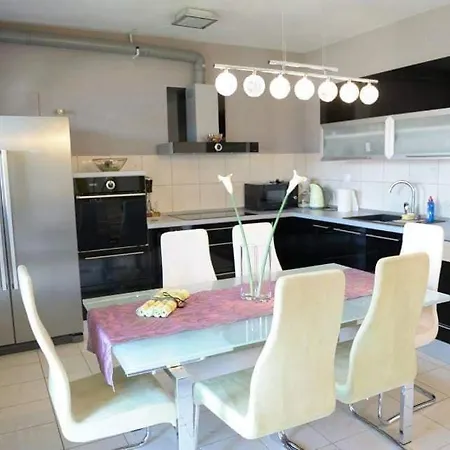 Apartman Lola 2 *